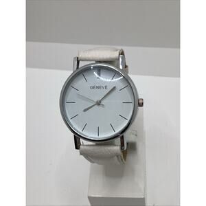 Geneve Ladies Silver Tone Fashion Watch White Leather Band New Battery